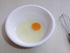 鸡蛋磕在大口器具中，用手动打蛋器打散！我用的草鸡蛋比较小，约39g。