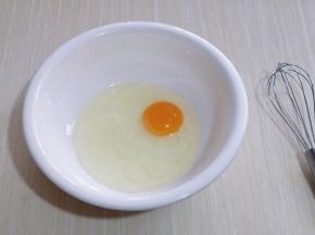 鸡蛋磕在大口器具中，用手动打蛋器打散！我用的草鸡蛋比较小，约39g。