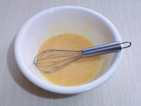 家人糖粉，玉米油抽打均匀。