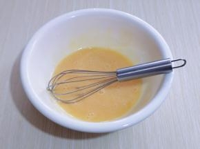 家人糖粉，玉米油抽打均匀。