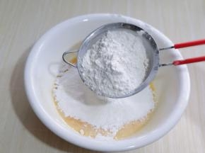 筛入低筋面粉，玉米淀粉，揉成面团。