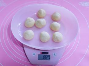 将面团分割成8等分。