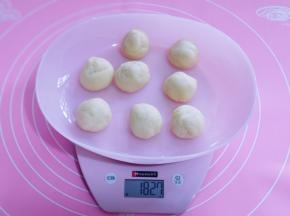 将面团分割成8等分。