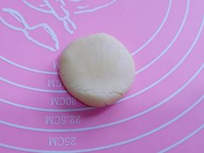 取一块面团，用掌心压扁！