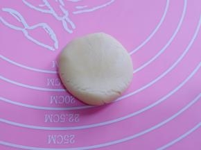 取一块面团，用掌心压扁！