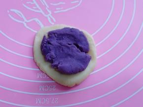 再放上紫薯馅，“紫薯馅的制作:紫薯去皮隔水蒸熟，加入转化糖浆压成成泥，挫成小团即可” 炼乳也可以！