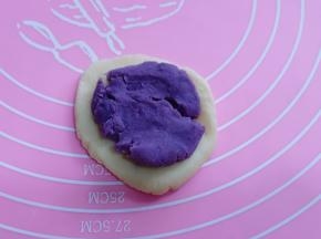 再放上紫薯馅，“紫薯馅的制作:紫薯去皮隔水蒸熟，加入转化糖浆压成成泥，挫成小团即可” 炼乳也可以！
