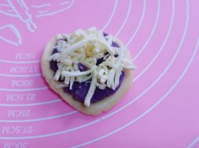 再放上芝士，芝士的量可以根据个人喜欢放。喜欢吃就多放一点，不喜欢就少一点！