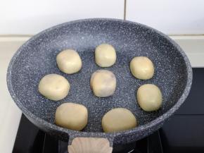 将包好的仙豆糕摆放在不粘锅里，小火“小火”