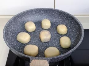 将包好的仙豆糕摆放在不粘锅里，小火“小火”