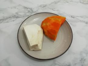 芋头和南瓜洗干净去皮，南瓜去掉里边的籽