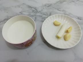 准备牛奶和蒜、葱
