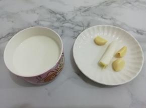 准备牛奶和蒜、葱