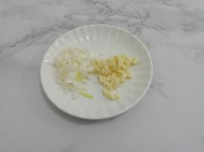 将蒜和葱都切成小粒