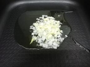 锅里放入适量的油烧热后，把葱和蒜放入锅中炒香