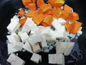 再把南瓜和芋头块放入锅中，稍微煎一下