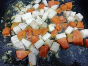 然后在倒入一小碗的水，大火烧开转中火煮到芋头和南瓜快熟