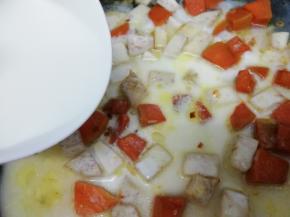 再把牛奶倒入锅中煮上十分钟即可关火