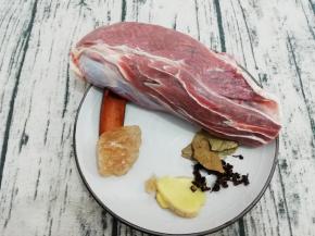 准备食材，牛腱肉洗干净，用水多浸泡一会儿，在浸泡过程中多换几次水