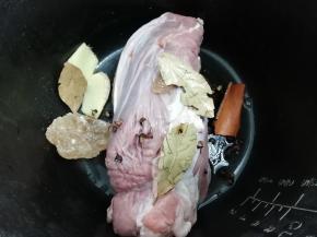 把食材放入电压力锅中