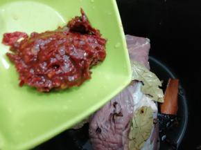 倒入豆瓣辣椒酱