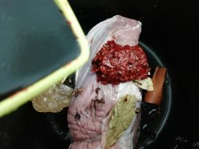 再倒入生抽、老抽和料酒