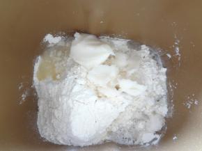 将水油皮材料称量好放进面包机桶内开始揉面程序揉成团，