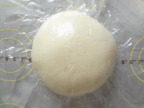 揉成光滑的面团盖上保鲜膜静置30分钟