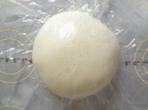 揉成光滑的面团盖上保鲜膜静置30分钟