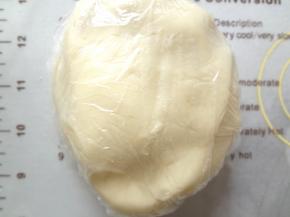 取出盖上保鲜膜待用