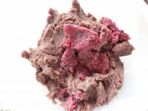 豆沙称好加入玫瑰花酱带上手套将玫瑰花酱和豆沙混合均匀