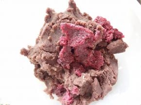 豆沙称好加入玫瑰花酱带上手套将玫瑰花酱和豆沙混合均匀