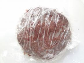 混合好的玫瑰酱豆沙用保鲜膜贴面保存待用