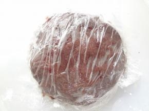 混合好的玫瑰酱豆沙用保鲜膜贴面保存待用