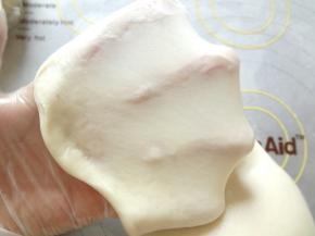 水油皮松弛结束后检查下膜，出现有韧性的膜就可以了，出膜层次会更好