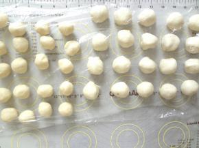 将水油皮和油酥分别分成20等分盖上保鲜膜