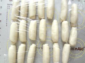 自上而下的卷起来，全部卷好后盖上保鲜膜松弛10分钟