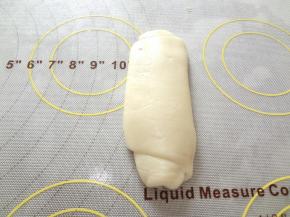 松弛好的酥皮轻轻压扁