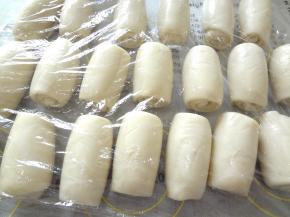 轻轻的自上而下卷起来，全部卷好后盖上保鲜膜再次松弛20分钟