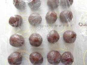 玫瑰豆沙馅分成20克20个搓圆盖上保鲜膜备用