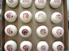 用苏式月饼印章粘上水调和好的红曲粉印上印记