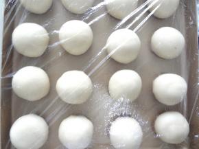 收口向下慢慢的滚圆，依次做好好摆放到烤盘中