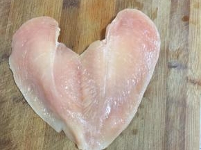 鸡胸肉洗净，用刀对半切开，成爱心形状。（切记不要切断了哦！）