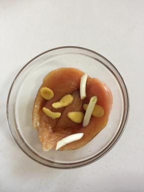 处理好的鸡胸肉中加入料酒，生抽，生姜，葱白和少许盐抓匀腌制一个小时备用。