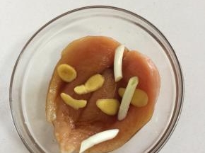 处理好的鸡胸肉中加入料酒，生抽，生姜，葱白和少许盐抓匀腌制一个小时备用。