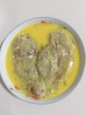 再裹上一层蛋液。