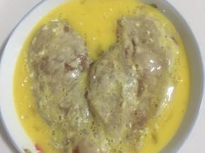 再裹上一层蛋液。