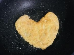 煎至两面金黄色即可。