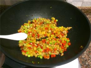 放入适量盐翻炒30秒即可出锅。