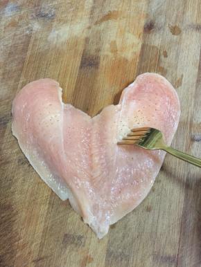 用叉子把鸡胸肉均匀的叉上小孔，以便腌制的时候，更容易入味儿。